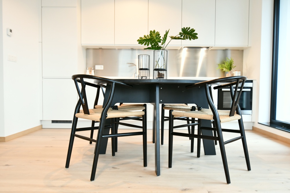 casa nova vastgoedstyling, homestaging, luxe vastgoed, Brussel, bexl, antoine hupin, property styling, design stoelen, wishbone stoelen , design chairs black, round table