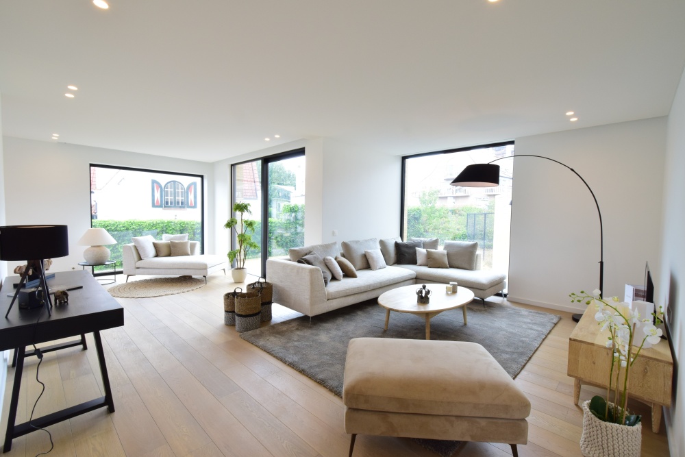 immo acasa, immo perfect, duinbergen, villa aan zee, knokke, casanova vastgoedstyling, homestaging, licht interieur met zwarte accenten, from ceiling to floor windows, ramen van plafond tot vloer, zuiver, booglampen, pr interiors